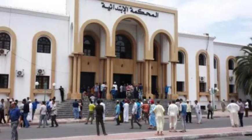 إيقاف منتحل صفة ضابط شرطة متلبسًا بالنصب على متقاضين أمام المحكمة الابتدائية بإنزكان