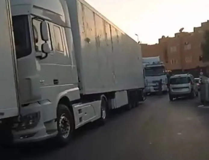 فوضى الشاحنات بـ "سوق السبت" بآيت ملول: تجار وساكنة يطالبون بتدخل عاجل