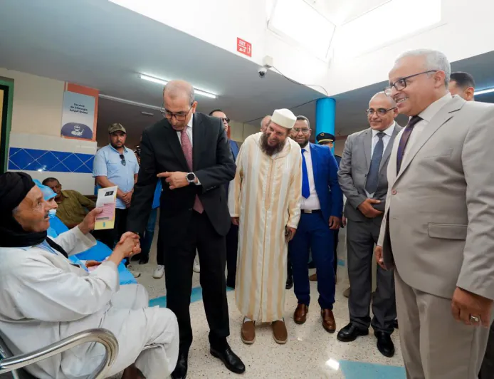 عامل الإقليم يطلع على سير القافلة الطبية الجراحية المنظمة بالمستشفى الاقليمي المختار السوسي.