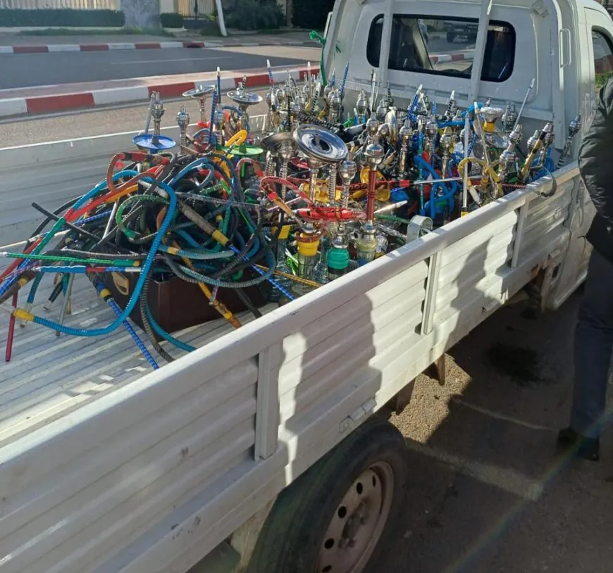 مداهمة ” مؤقتة” تثير الجدل… حجز قنينات الشيشة بمقهى في كورنيش أكادير واستئناف النشاط بعد دقائق.