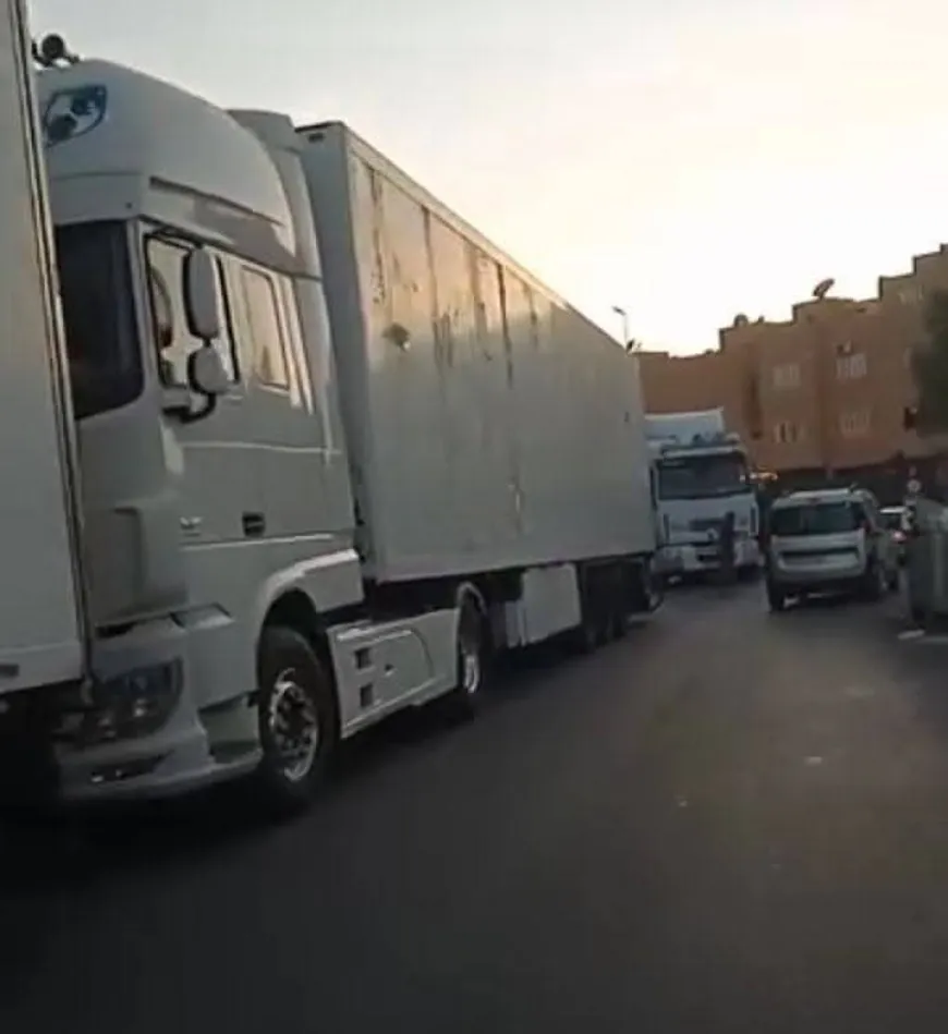 فوضى الشاحنات بـ "سوق السبت" بآيت ملول: تجار وساكنة يطالبون بتدخل عاجل